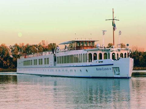 River Cloud II Schiff