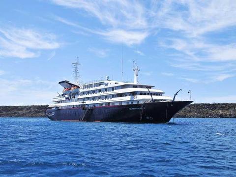 Silver Galapagos Schiff