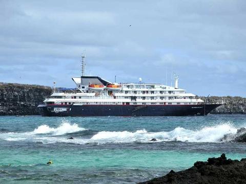Silver Galapagos Schiff
