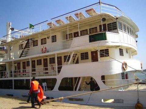 Bou El Mogdad Schiff