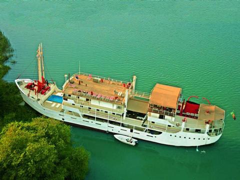 Bou El Mogdad Schiff
