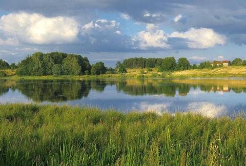 Wälder und kristallene Seen mit Rad & Schiff